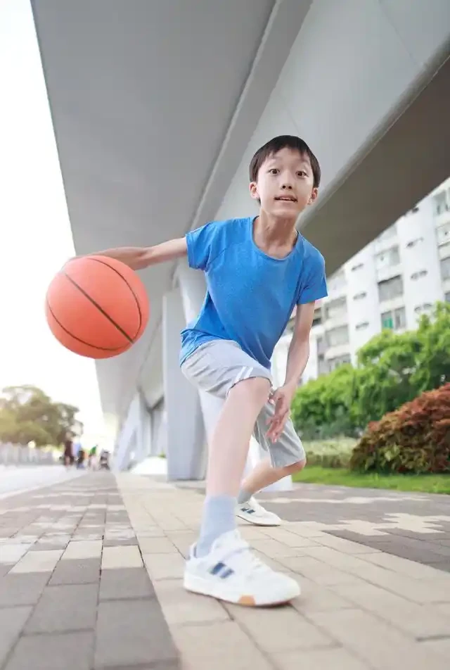 四岁小孩篮球训练